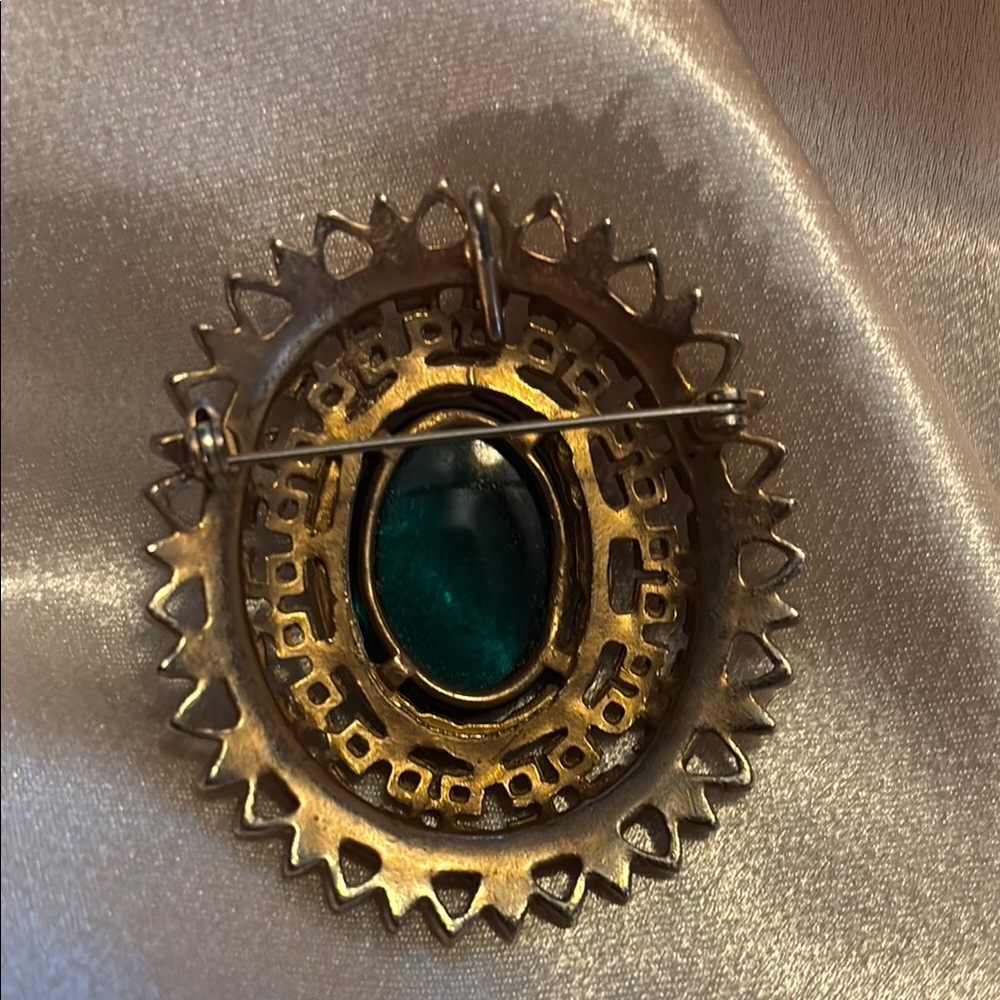 Vintage Victorian-Inspired Green and Gold Filigree Brooch - Picture 3 of 3